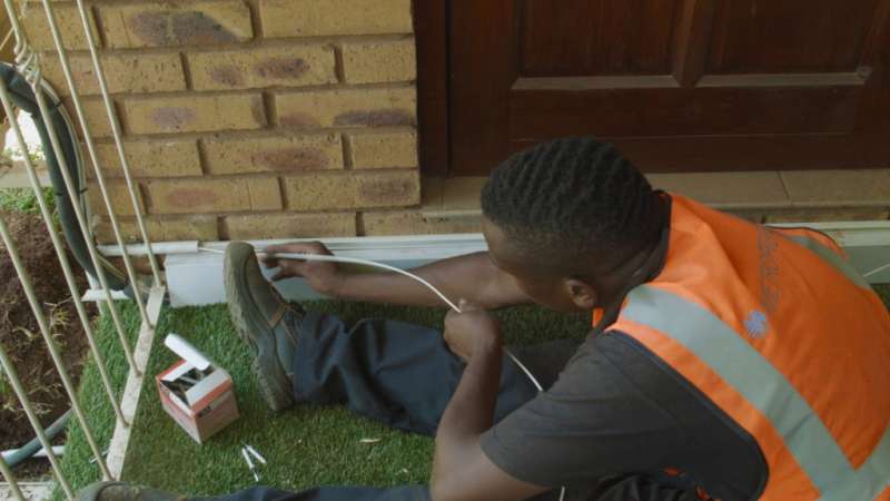 Installation d'un réseau de fibre optique par MetroFibre Networx en Afrique du Sud. - © STOA Installation d'un réseau de fibre optique par MetroFibre Networx en Afrique du Sud. - © STOA
