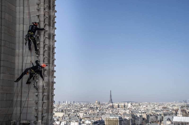 Les cordistes sur Notre-Dame de Paris © Pascal Tournaire - JARNIAS Les cordistes sur Notre-Dame de Paris © Pascal Tournaire - JARNIAS