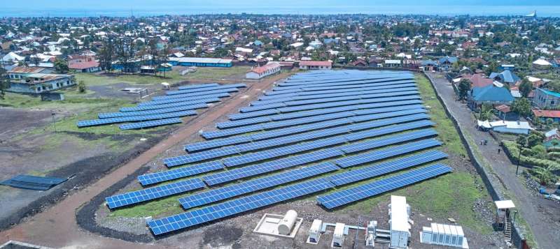Les solutions off-grid hybrides de Nuru fournissent une électricité à 84 % d’origine renouvelable à des tarifs par kWh entre entre 30 et 50 % moins chers que le coût moyen des générateurs diesels dans la région. - © Nuru