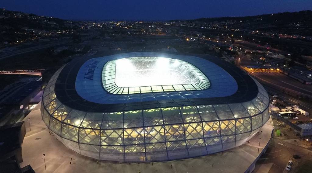 L’Allianz Riviera, aussi appelé stade de Nice et stade Riviera, est l'enceinte de OGC Nice. L’Allianz Riviera, aussi appelé stade de Nice et stade Riviera, est l'enceinte de OGC Nice.