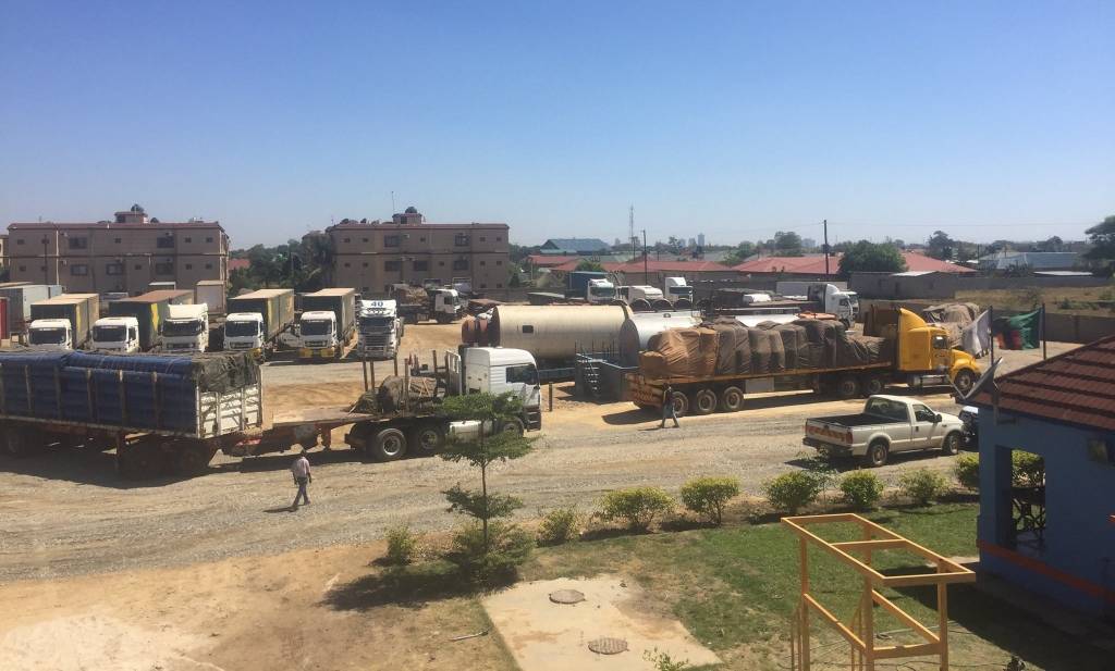 Dépôt de carburant et parking de camions à Lusaka (Zambie), l'un des points de service d'Inter Africa Transport Forex - IATF Dépôt de carburant et parking de camions à Lusaka (Zambie), l'un des points de service d'Inter Africa Transport Forex - IATF