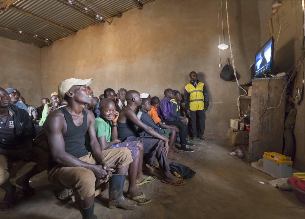 Installation solaire domestique de Mobisol : un cinéma de village au Rwanda - © Groupe APO Installation solaire domestique de Mobisol : un cinéma de village au Rwanda - © Groupe APO