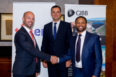 Signature des accords d'investissement d'EDF dans Gibb Power entre Richard Vries (à droite), CEO de Gibb, et un représentant d'EDF - ©edf.fr