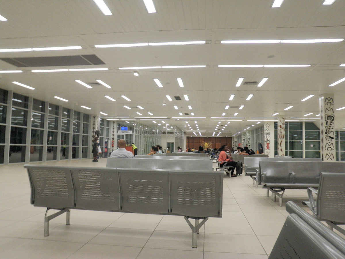 Hall de départ de l'aéroport international de Gbessia à Conakry (République de Guinée), en 2012 - © Joelguinea/Wikipédia
