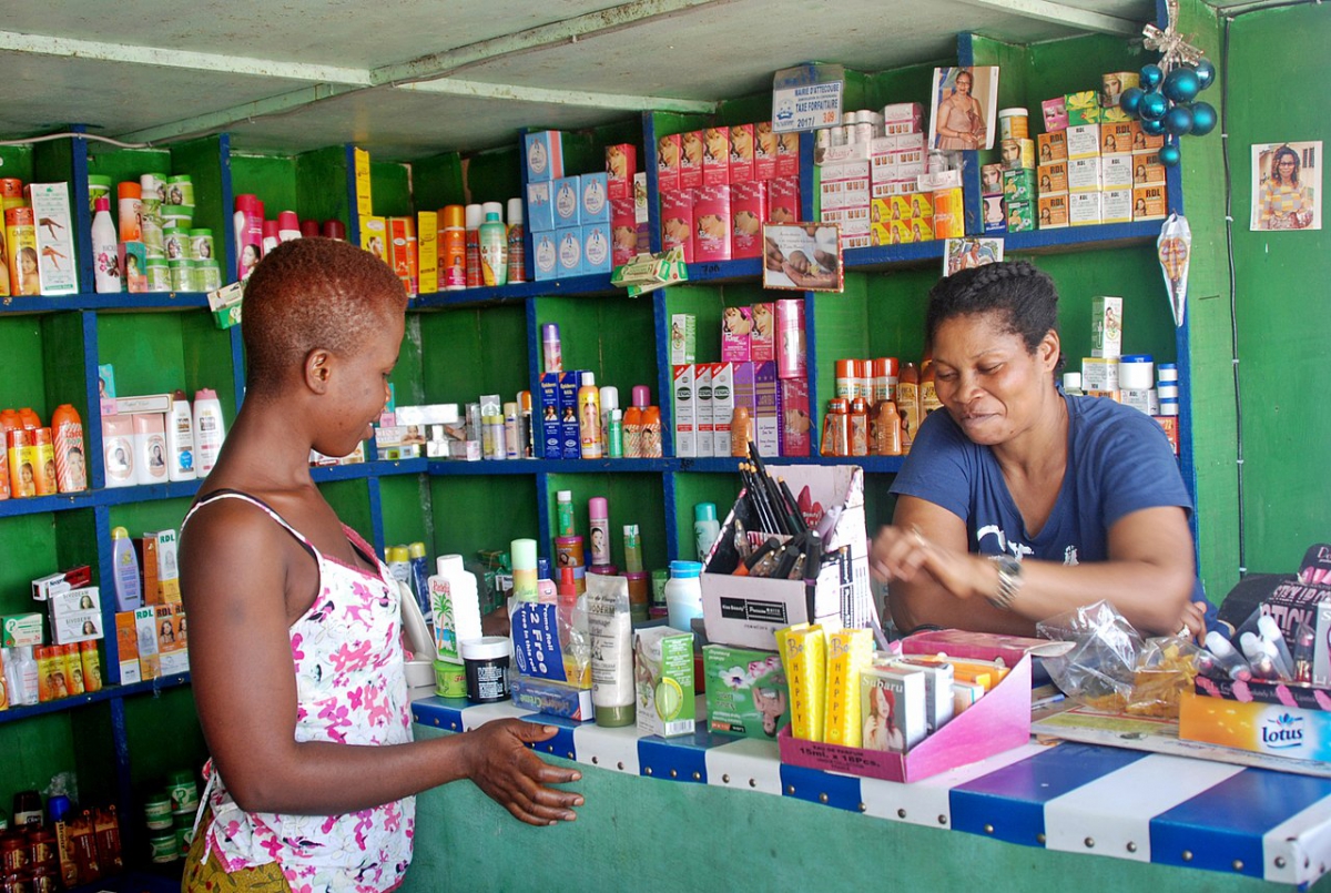 Commerçante de produits cosmétiques à Abidjan - Aristidek5maya/Wikimedia