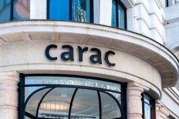 Vue extérieure du siège social de la Carac, à Neuilly-sur-Seine, société mutuelle française d’épargne, de retraite et de prévoyance indépendante © AJBC - Adobe Stock 