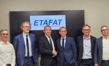 Au centre, de gauche à droite : Jacques Cettolo (président du Groupe Parera) et Kamal Ben Addou Idrissi (CEO Groupe Etafat) - © Groupe Parera (Etafat) Au centre, de gauche à droite : Jacques Cettolo (président du Groupe Parera) et Kamal Ben Addou Idrissi (CEO Groupe Etafat) - © Groupe Parera (Etafat)