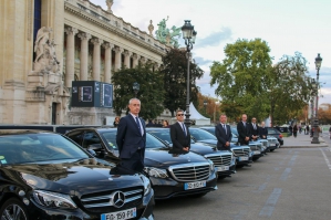 Chauffeurs de Chabé devant leurs limousines lors de la Biennale de Paris de 2017 - © Chabé Chauffeurs de Chabé devant leurs limousines lors de la Biennale de Paris de 2017 - © Chabé