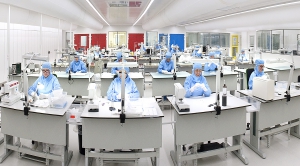 Salariés de Cousin Medical Group fabriquant des dispositifs médicaux implantables à partir de matières textiles - Cousin Biotech Salariés de Cousin Medical Group fabriquant des dispositifs médicaux implantables à partir de matières textiles - Cousin Biotech