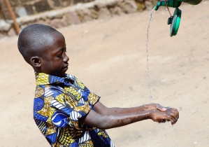Face à la pandémie, en Afrique comme ailleurs, les gestes-barrière demeurent l'une des meilleures armes. - © Adobe Stock / Riccardo Niels Mayer Face à la pandémie, en Afrique comme ailleurs, les gestes-barrière demeurent l'une des meilleures armes. - © Adobe Stock / Riccardo Niels Mayer